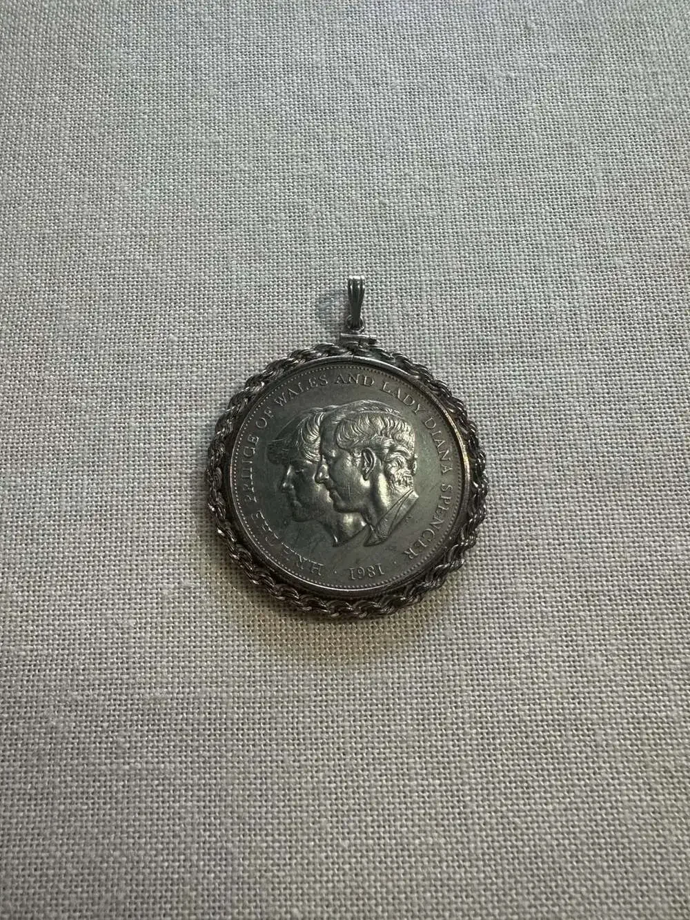 1981 Royal Wedding Prince Charles & Lady Di Spencer Commemorative Coin Pendant